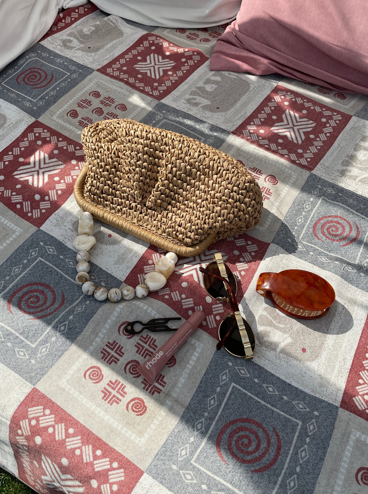 Pouch in rafia